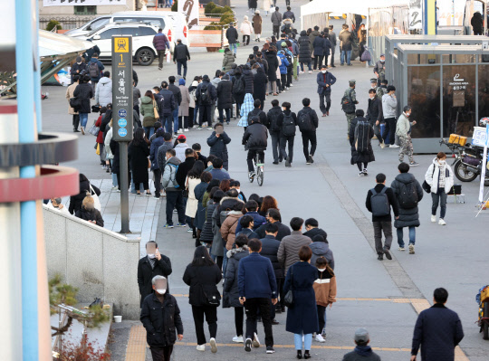 25일 오후 서울역 광장에 마련된 코로나19 임시 선별검사소에서 검사를 받으려는 시민들이 줄을 서고 있다.  연합뉴스